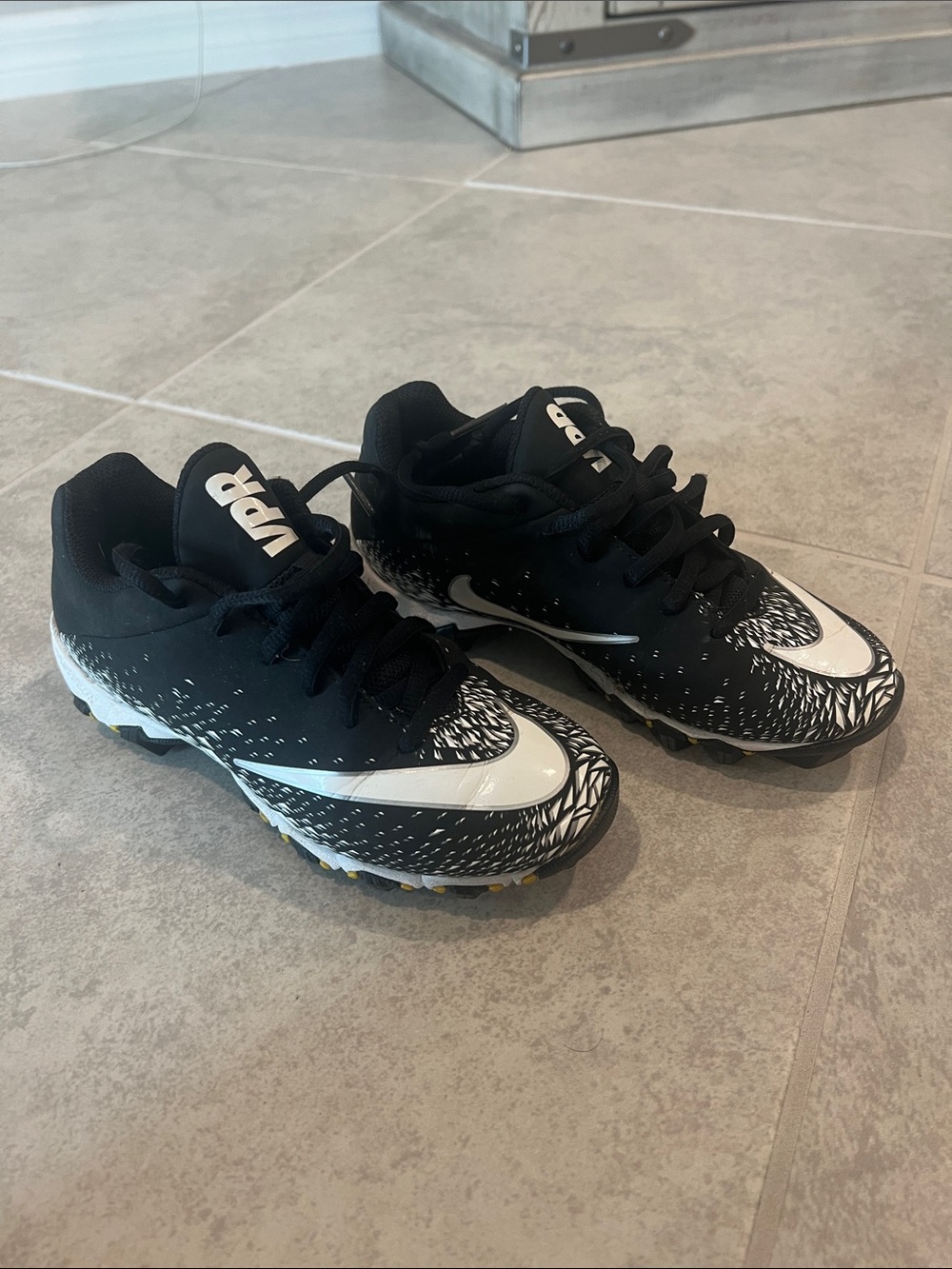 • Nike Kids Black and White Soccer Cleats with Swoosh, size 1.5 •